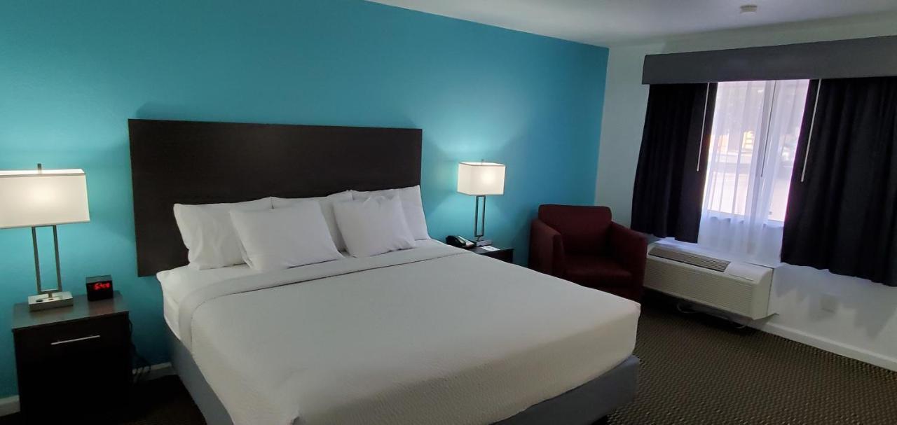 Travelodge By Wyndham Livonia Canton Novi Detroit Area Exterior photo