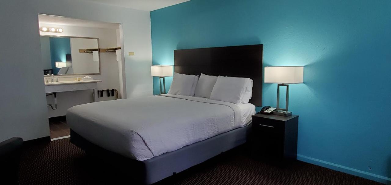 Travelodge By Wyndham Livonia Canton Novi Detroit Area Exterior photo