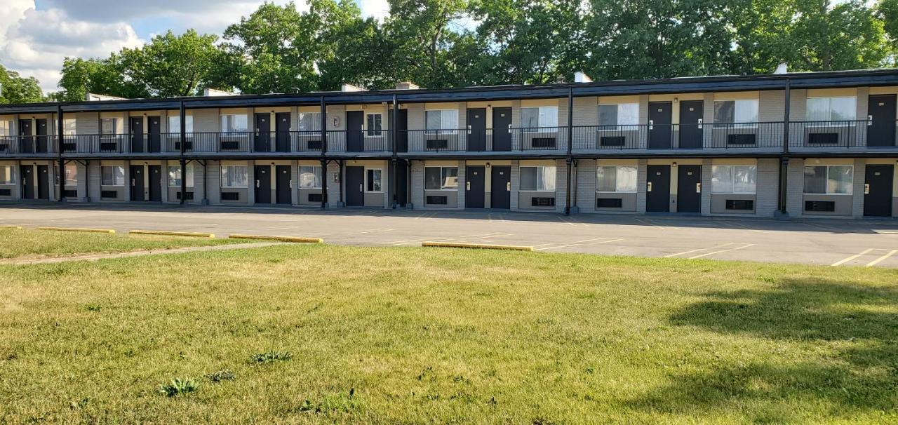 Travelodge By Wyndham Livonia Canton Novi Detroit Area Exterior photo