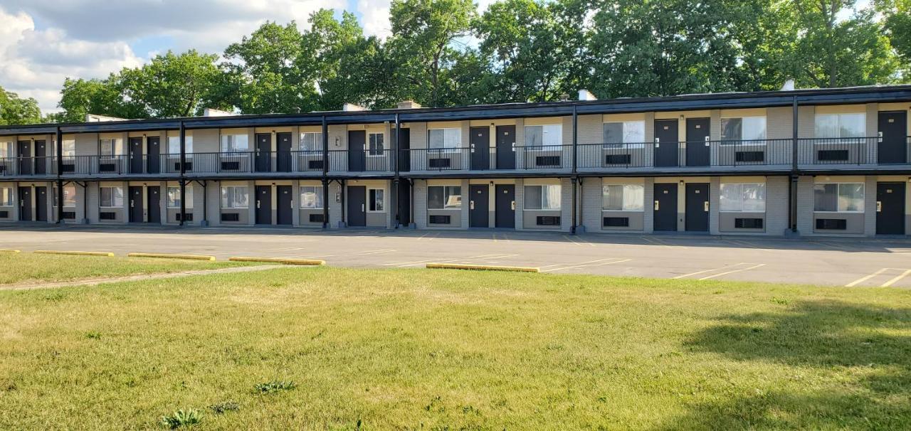 Travelodge By Wyndham Livonia Canton Novi Detroit Area Exterior photo