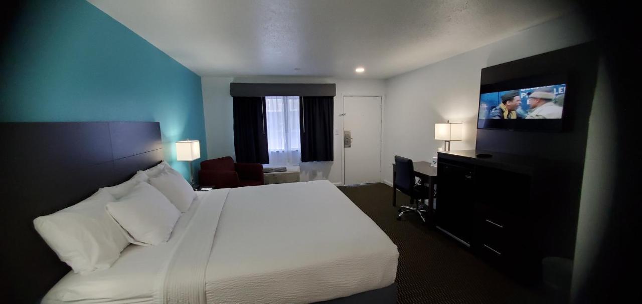 Travelodge By Wyndham Livonia Canton Novi Detroit Area Exterior photo