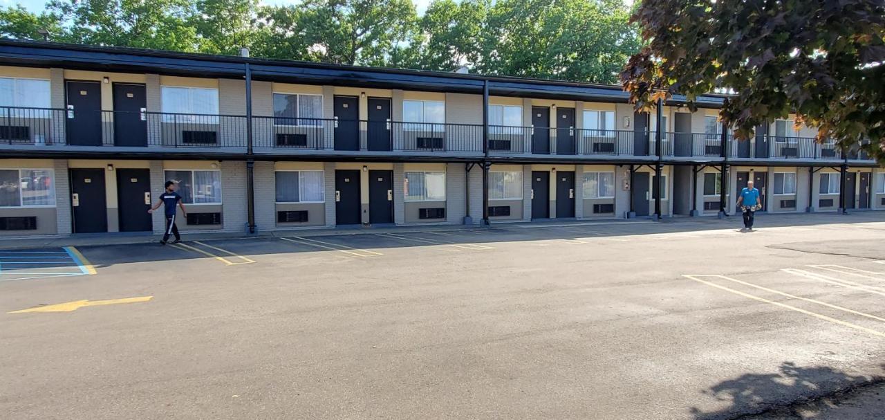 Travelodge By Wyndham Livonia Canton Novi Detroit Area Exterior photo