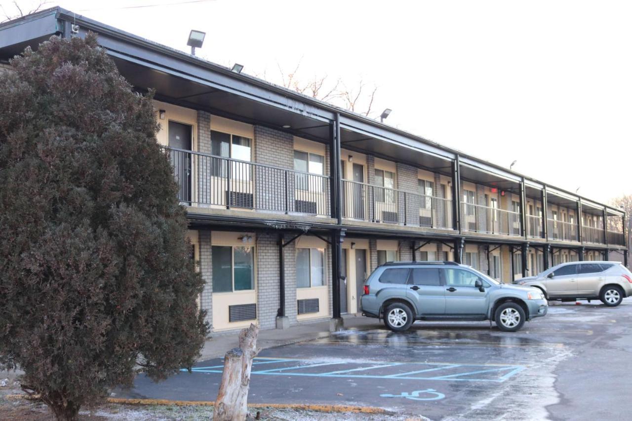 Travelodge By Wyndham Livonia Canton Novi Detroit Area Exterior photo