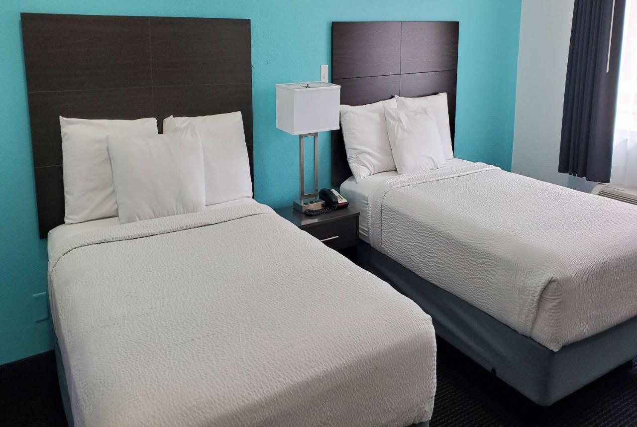 Travelodge By Wyndham Livonia Canton Novi Detroit Area Exterior photo